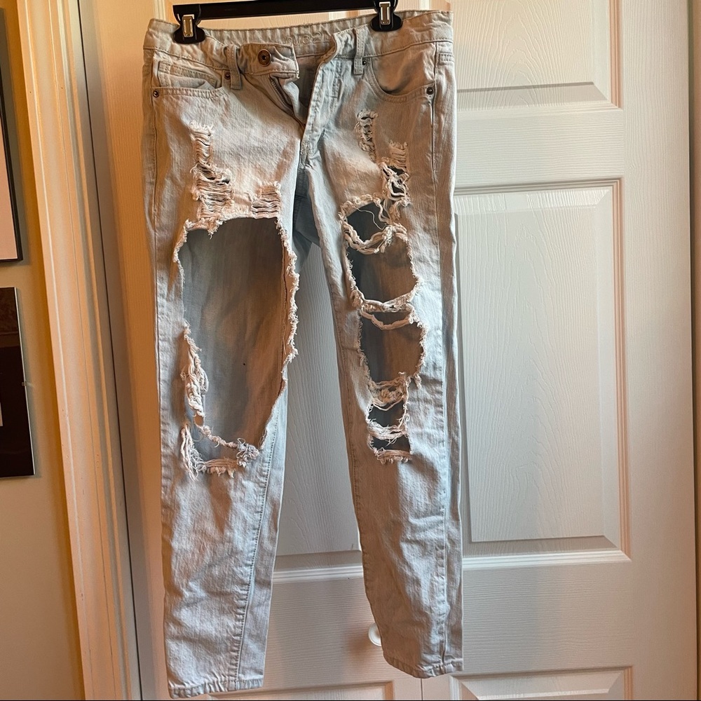 Rue 21 midsize distressed light wash jean size 8
